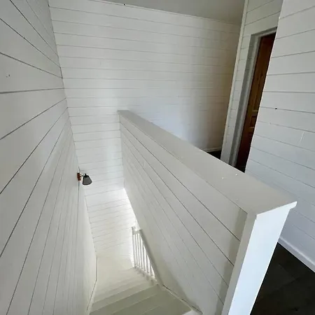 Welcoming New Architects House With Jacuzzi