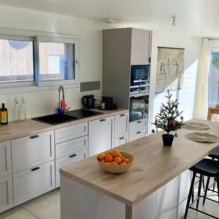Welcoming New Architects House With Jacuzzi Holiday home