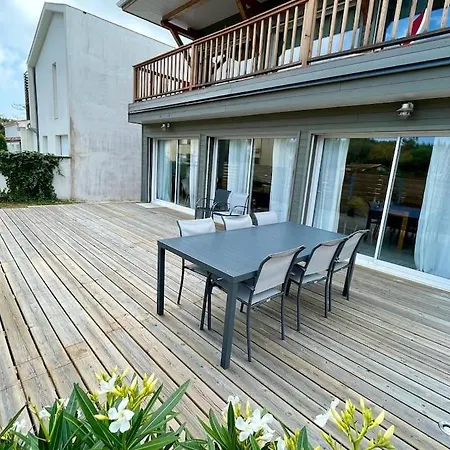 Welcoming New Architects House With Jacuzzi